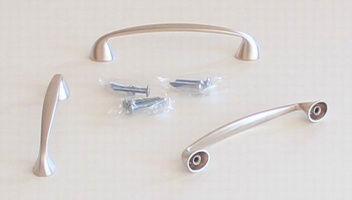 81005 úchytka kov rozteč 96mm satén nikl