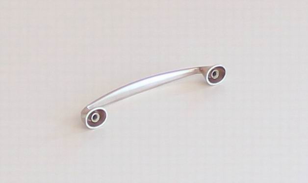 81005 úchytka kov rozteč 96mm satén nikl