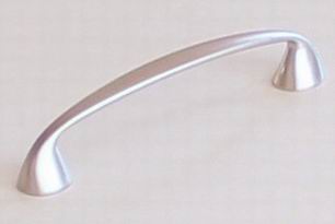81005 úchytka kov rozteč 96mm satén nikl