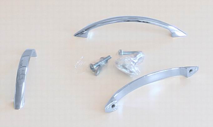 81006 úchytka kov rozteč 96mm stříbrná