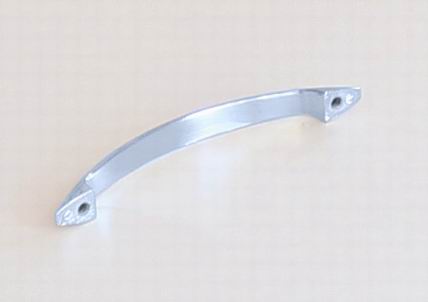 81006 úchytka kov rozteč 96mm stříbrná