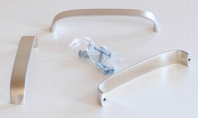 81008 úchytka kov rozteč 128mm nikl satén