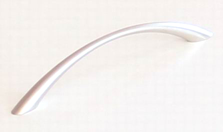 81010 úchytka kov rozteč 128mm satén nikl