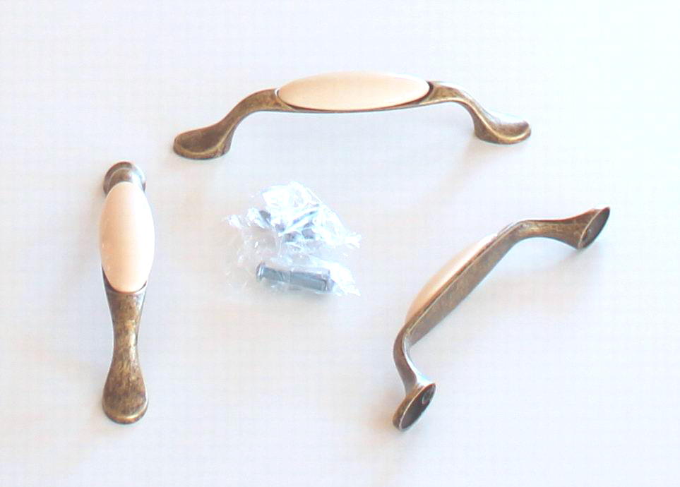 81022 úchytka staromosaz rozteč 96mm porcelán.béžový