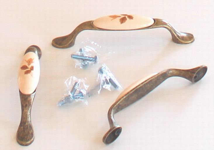 81024 úchytka staromosaz rozteč 96mm porcelán. podzim