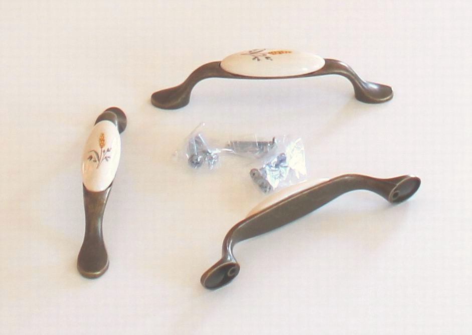 81025 úchytka staromosaz rozteč 96mm porcelán. klásek