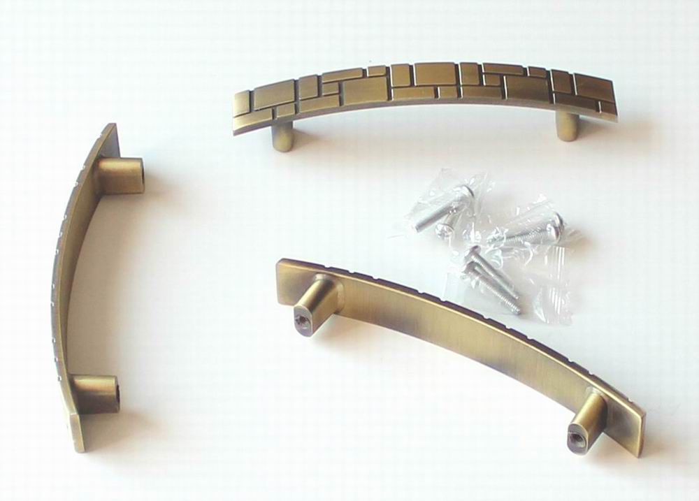 81030- úchytka 96mm staromosaz kostičky