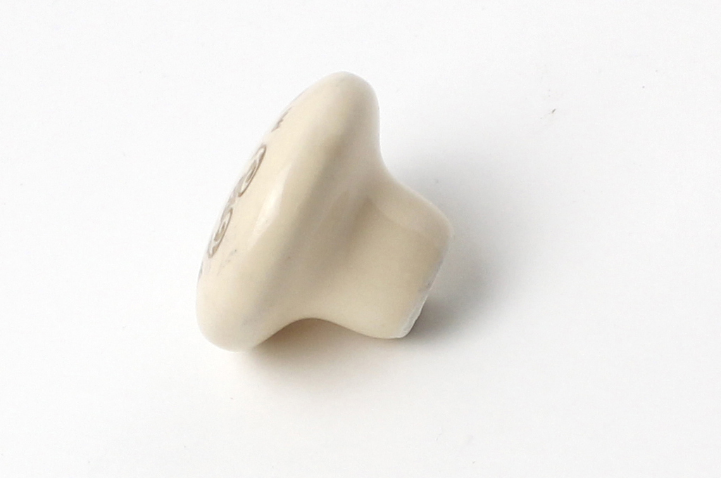 81035 knopka 38mm porcelánslon. kost zlatý ornament