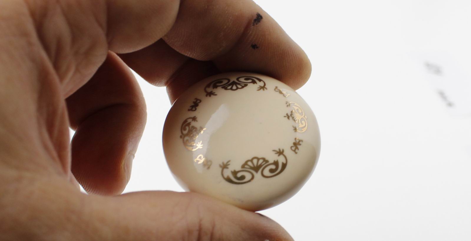 81035 knopka 38mm porcelánslon. kost zlatý ornament