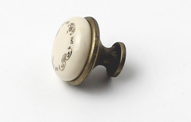 81038 knopka 28mm porcelánslon. kost zlatý ornament