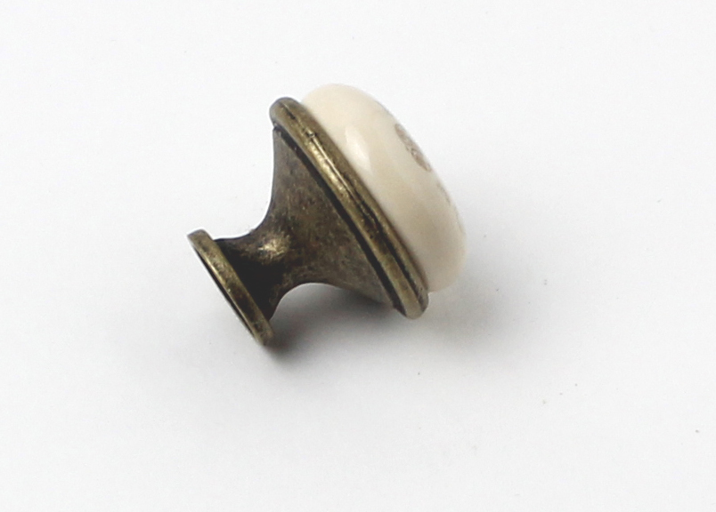 81038 knopka 28mm porcelánslon. kost zlatý ornament