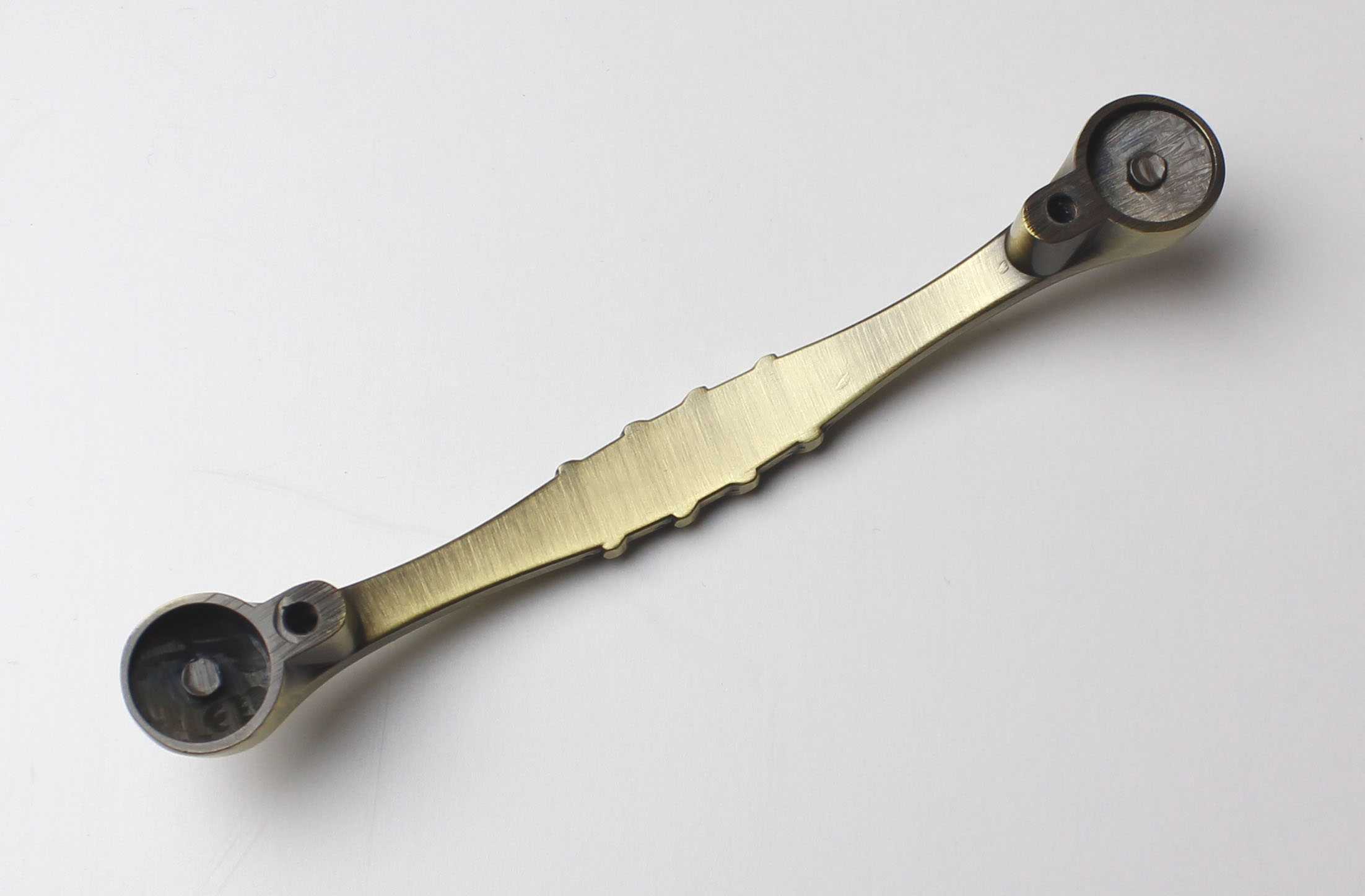 81059 úchytka 96 rozteč 135mm staromosaz (dvojkříž)