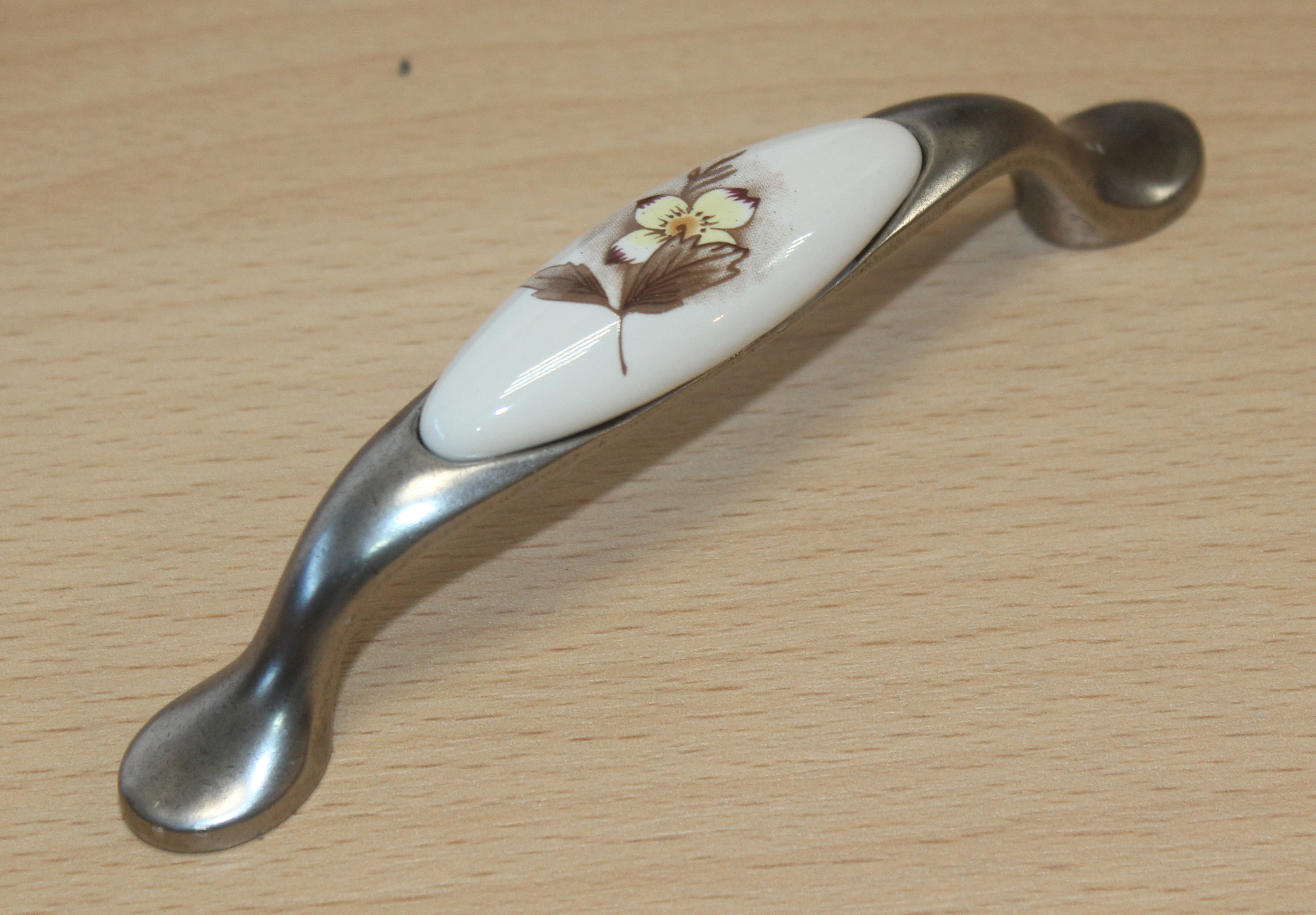 82002 úchytka rozteč 96mm starostříbro - porcelán. MLK7