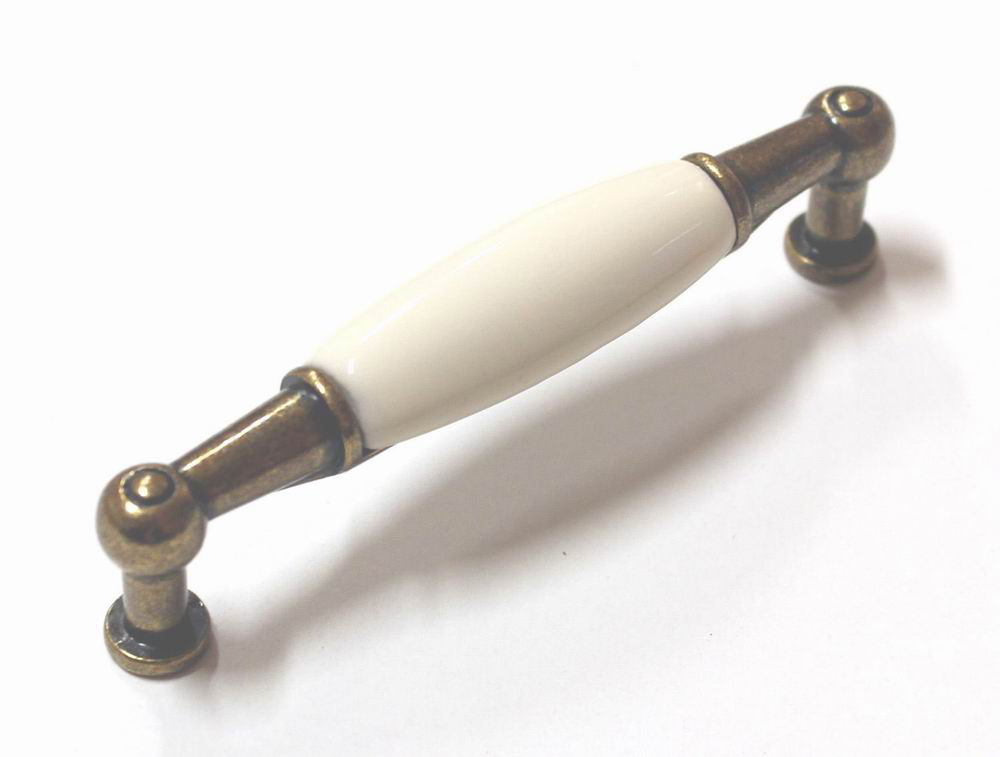 84002 úchytka rozteč 96mm staromosaz porcelán. béžový