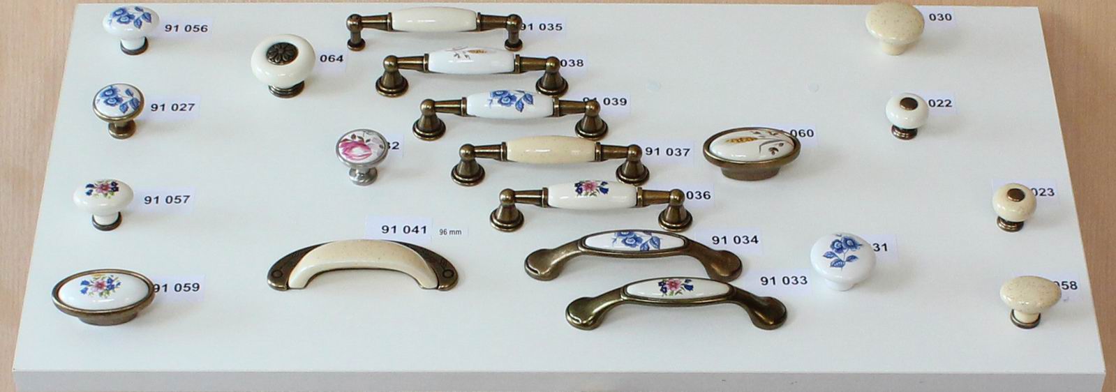 91035 úchytka rozteč 96mm staromosaz porcelán. béžový