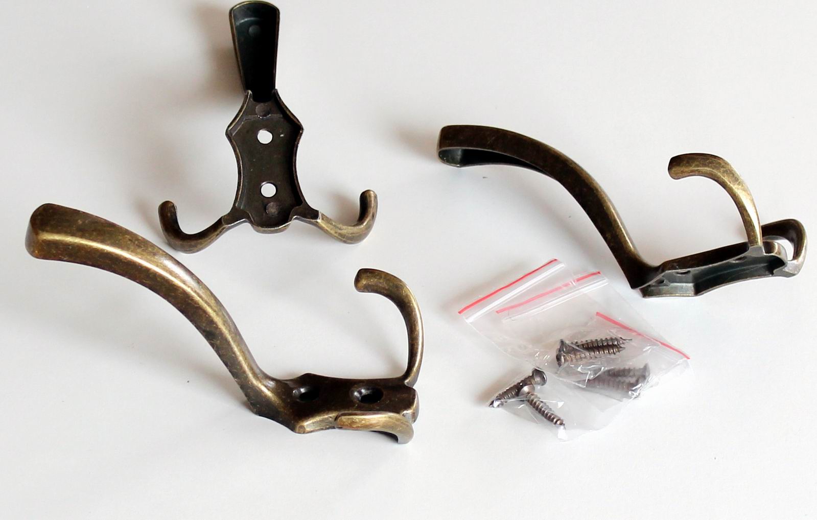 91042 věšák kloboukový stará mosaz