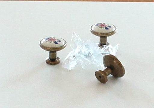 91108 knopka 30,5mm, porcelán. barevná kytka