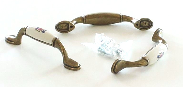 91126 úchytka rozteč 96mm porcelánbéž. kytka