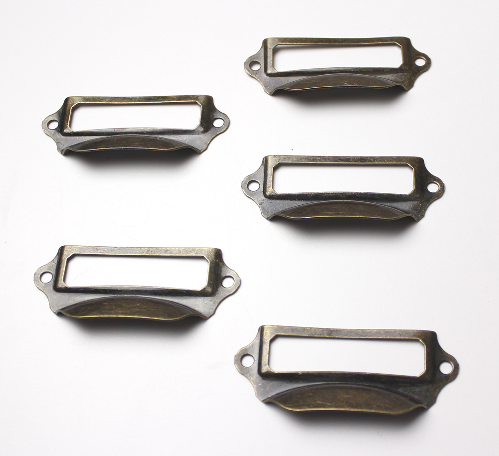 97006 - mušle se jmenovkou - staromosaz