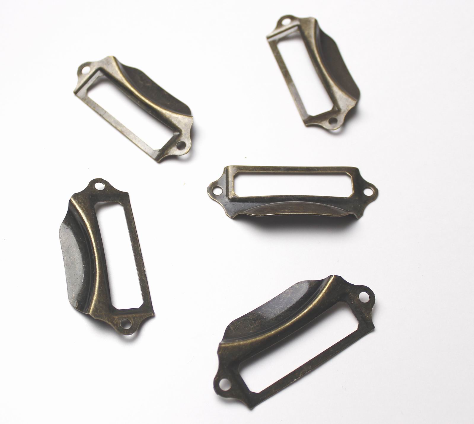 97006 - mušle se jmenovkou - staromosaz