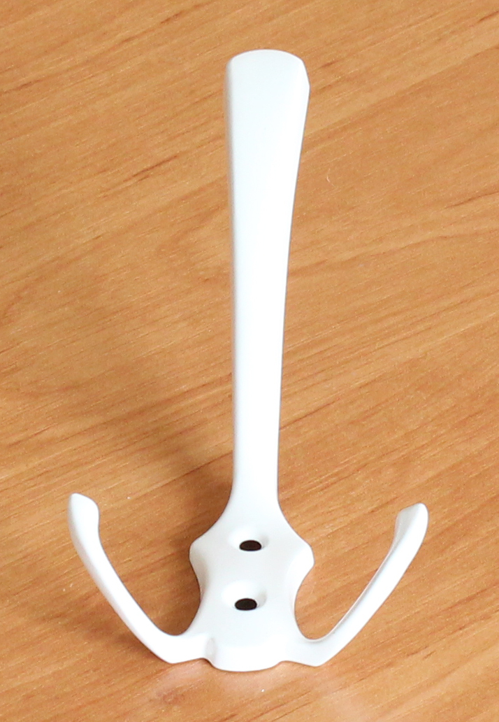 V2. věšák bílý