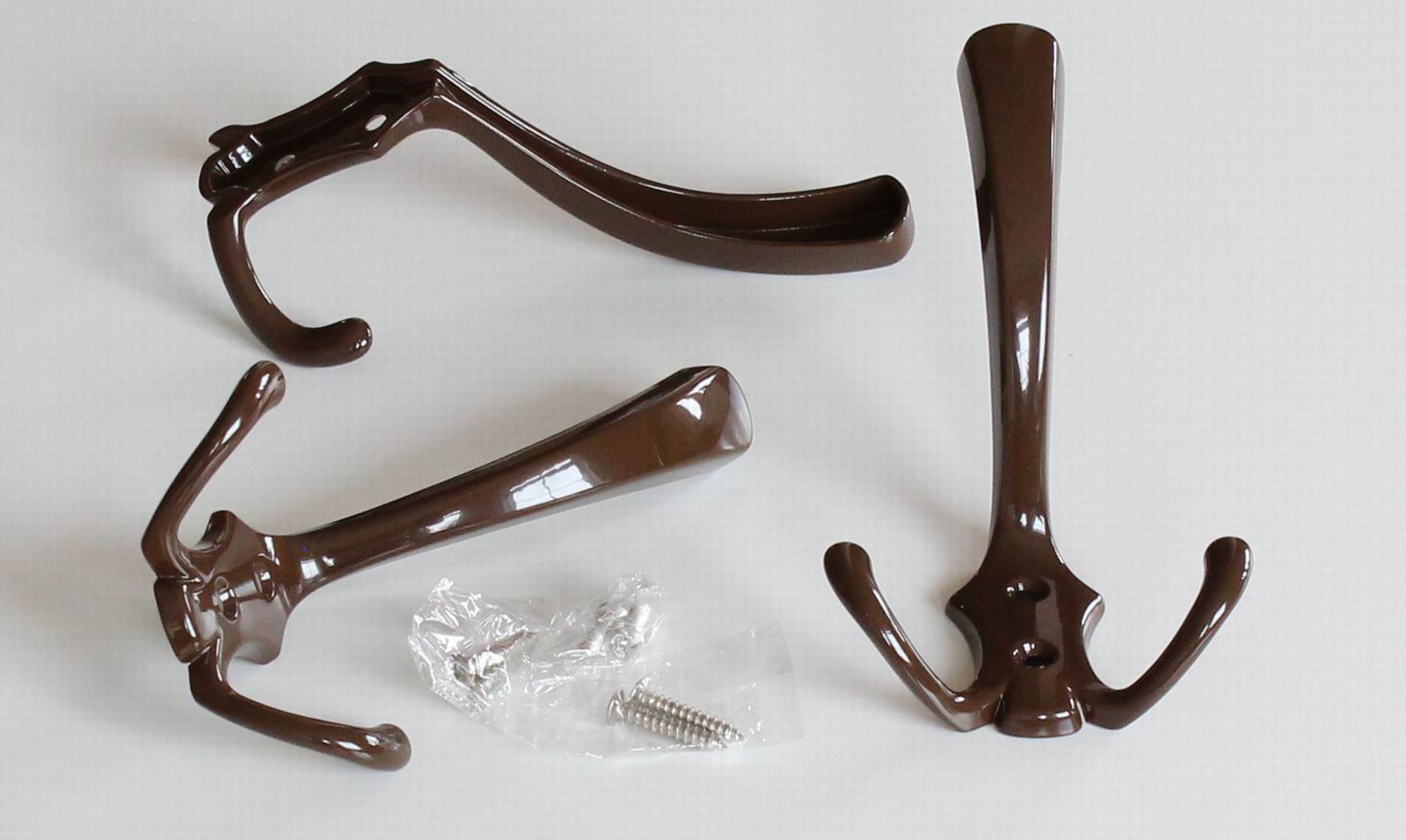 V2. věšák hnědý