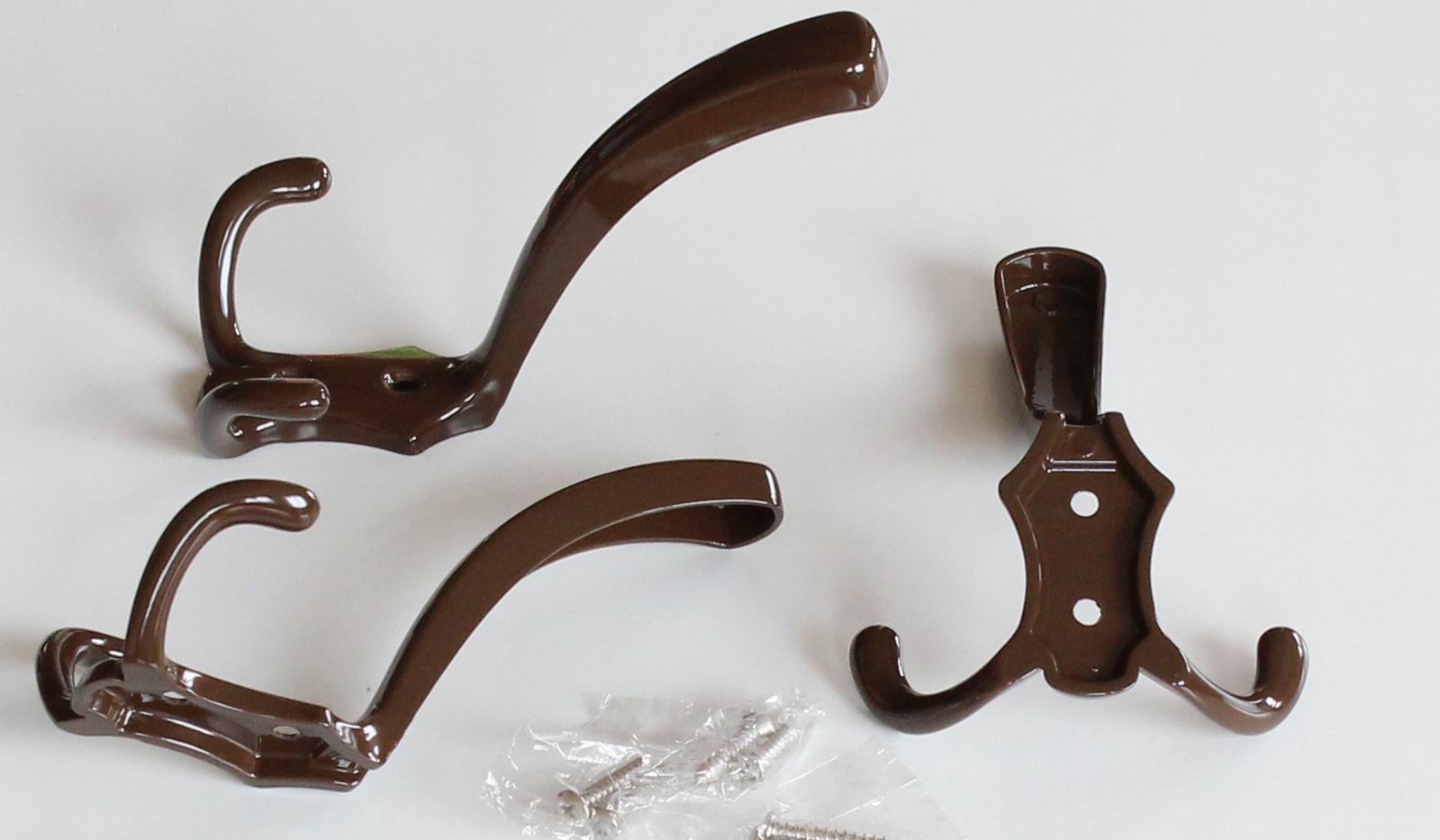 V2. věšák hnědý