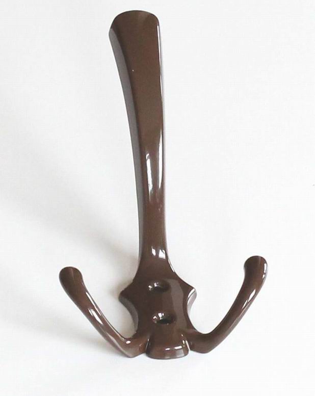 V2. věšák hnědý