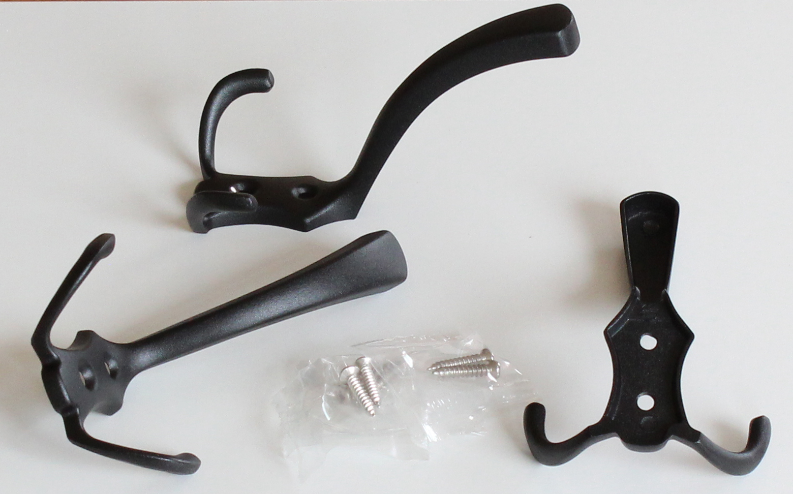 V2. věšák černý