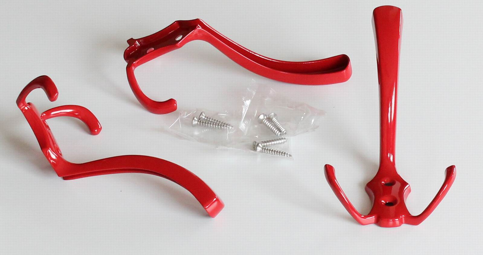 V2. věšák červený