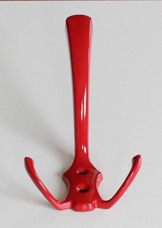 V2. věšák červený