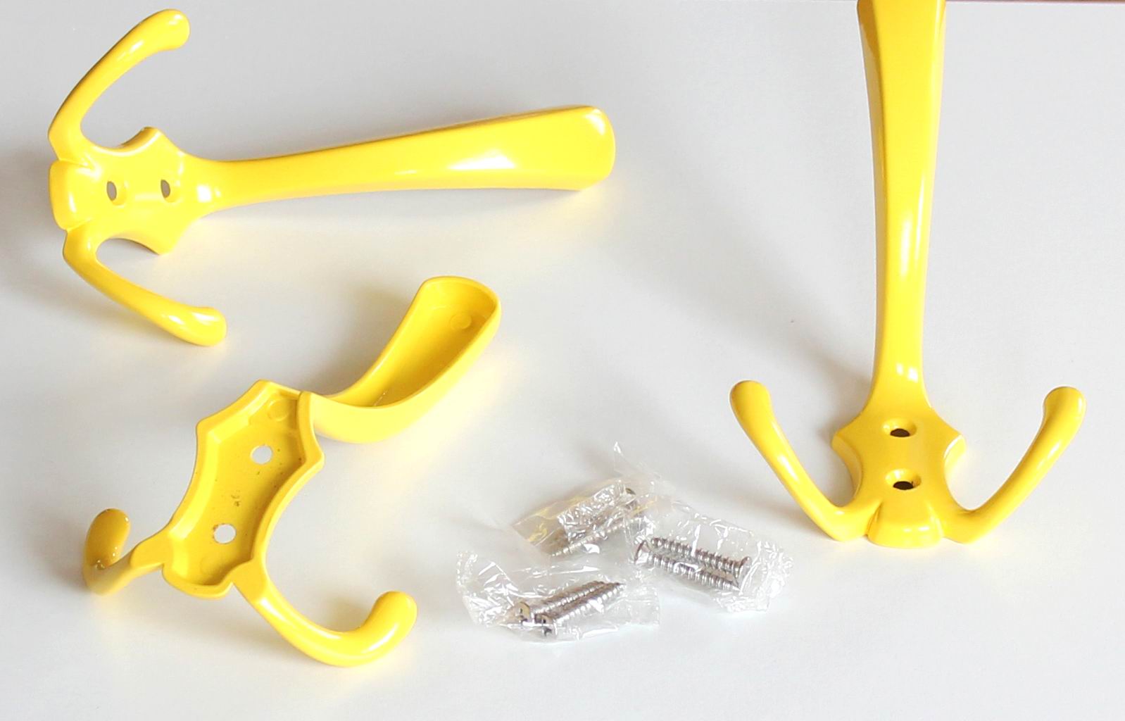 V2. věšák žlutý