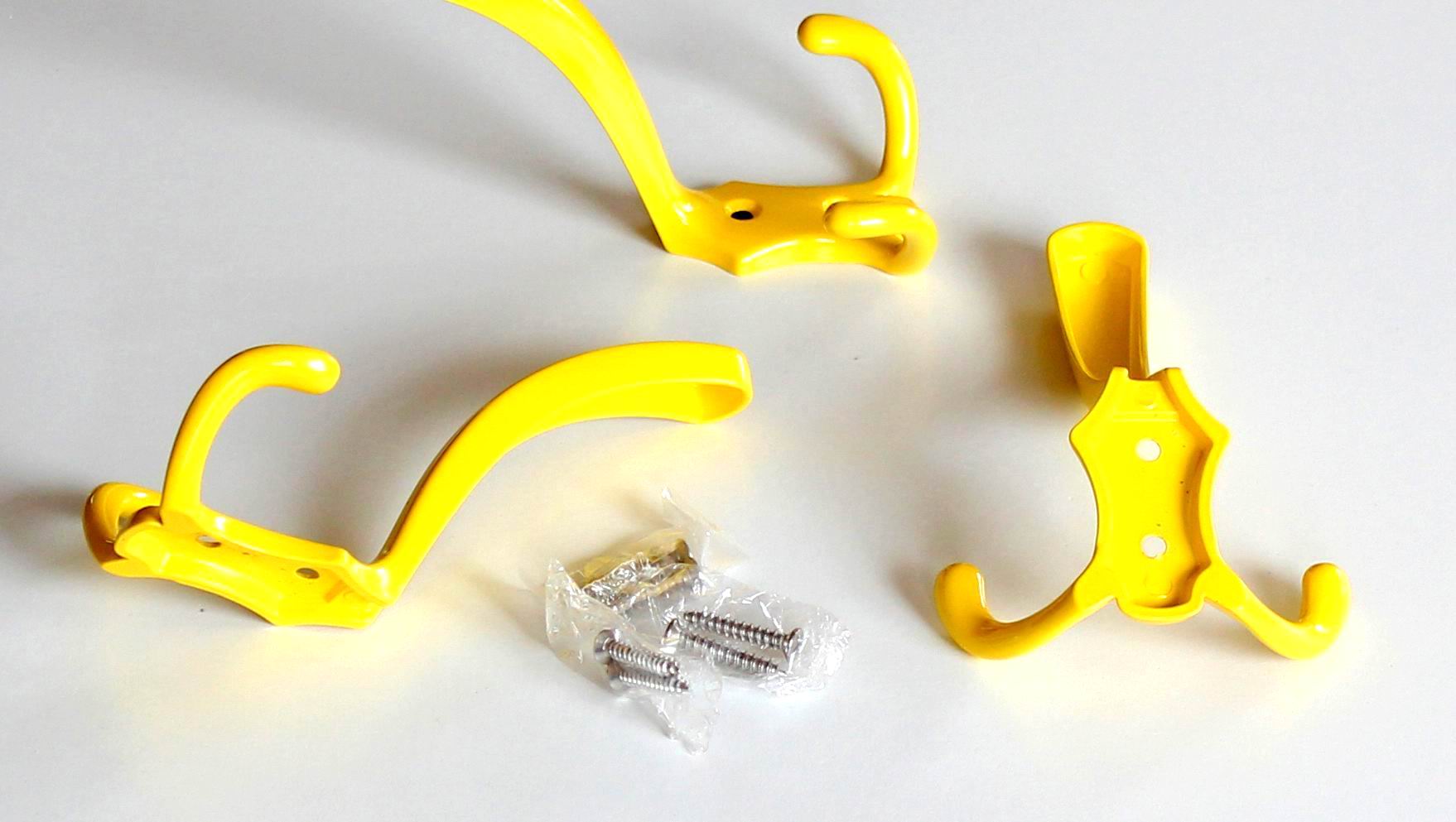 V2. věšák žlutý