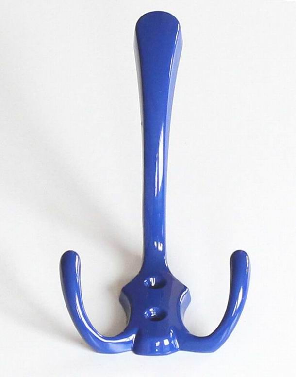 V2. věšák modrý