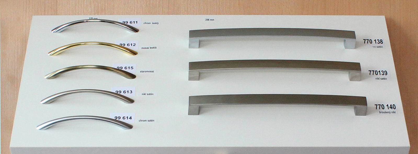 UO3. Úchyt 128 mm zlatá