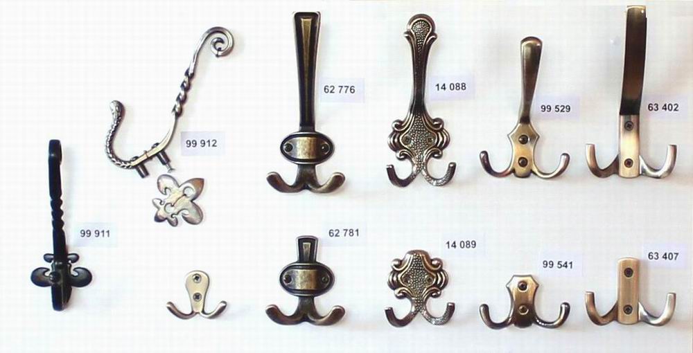 V3. Věšák - staromosaz