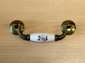 11129- úchyt visací 96mm staromosaz-porcelán. klásek